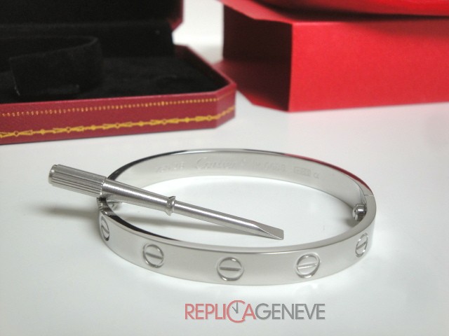 Cartier replica gioielli bracciale love oro bianco imitazione copia perfetta - immagine 4