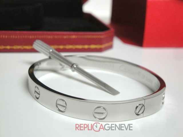 Cartier replica gioielli bracciale love oro bianco imitazione copia perfetta - immagine 2