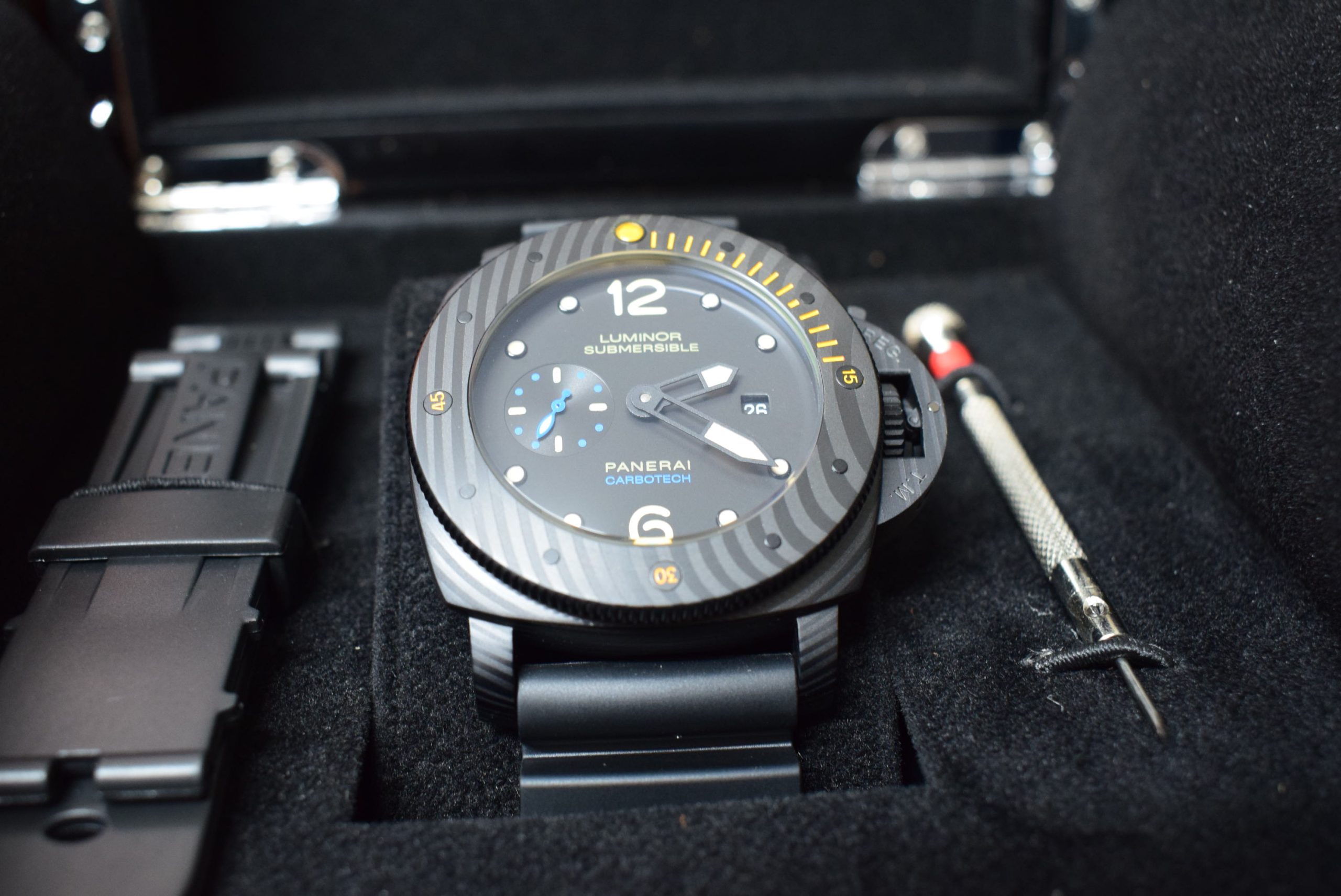 Officine Panerai replica luminor submersible carbotech pro-hunter pvd rubber-b - immagine 3