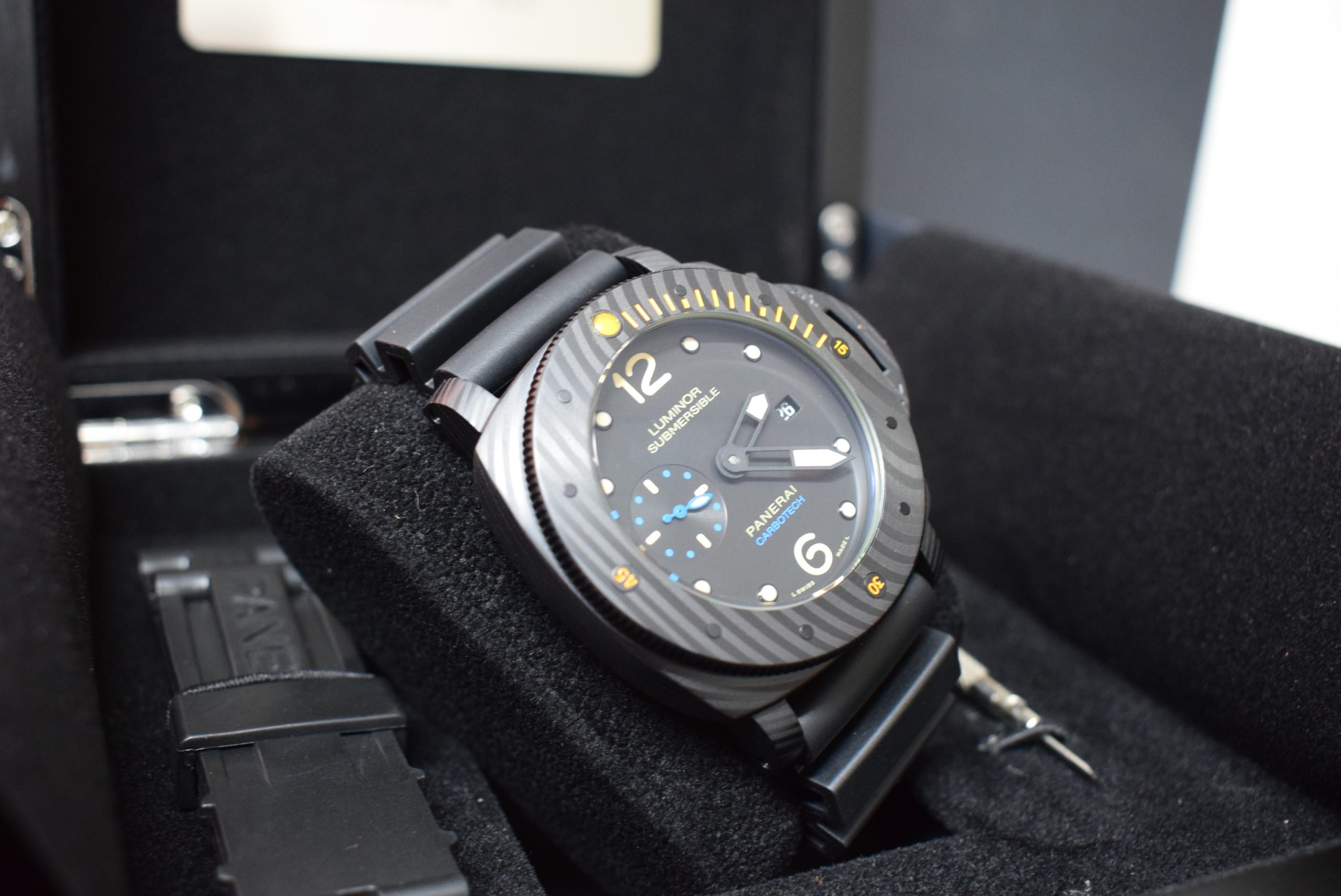 Officine Panerai replica luminor submersible carbotech pro-hunter pvd rubber-b